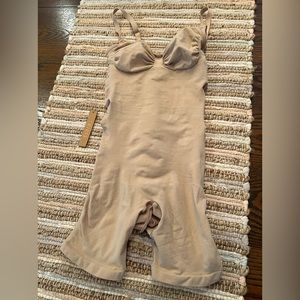 Skims suck you in body suit Sz L color nude